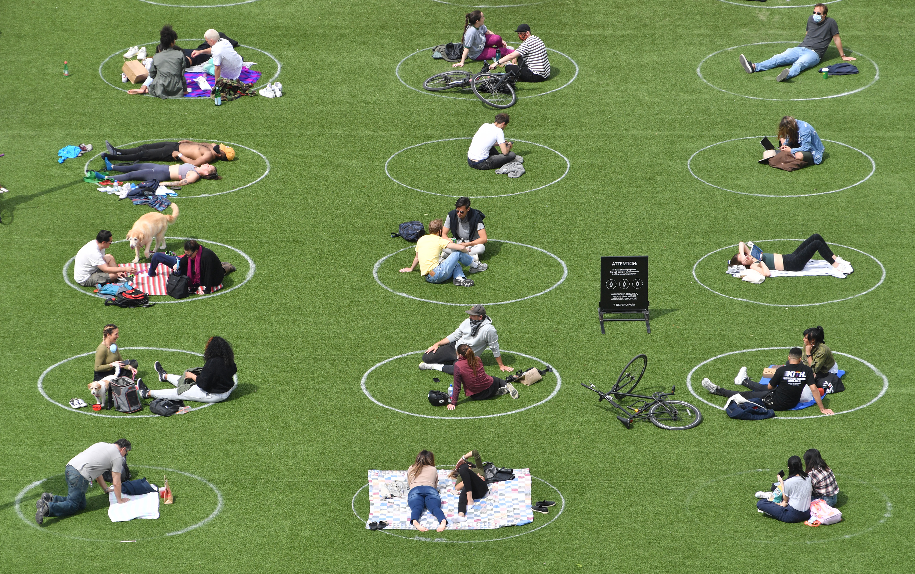 ABGEBILDETe Menschen in den Social-Distancing-Kreisen im Domino Park in Williamsburg, Brooklyn, NYC.
