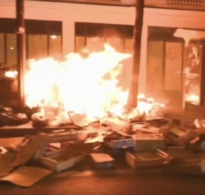 418. Paris in Flammen