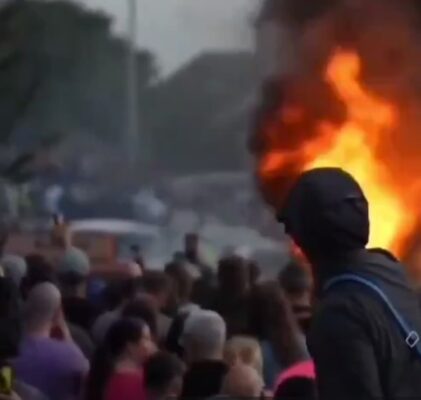 723. In Großbritannien brennen Straßen