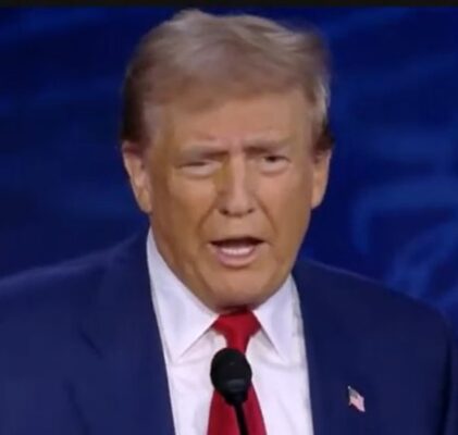 749. Sie und er diskutieren