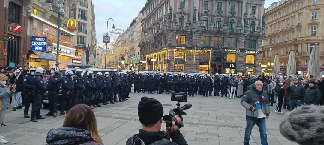 904. Quo fugis, Europa?